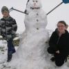Der fünfjährige Paul und die 13-jährige Lea aus Mörslingen haben einen Schneemann gebaut, der Olaf heißt und eine Zipfelmütze trägt. Und Werkzeug hat der große Kerl auch noch dabei.  	
