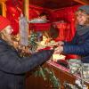 Susanne Weinkamm auf der Suche nach Weihnachtsdeko. Am Vortag hatte sie selbst beim Gögginger Advent einen Stand.