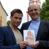 Simon Biallowons (links) und Merings Pfarrer Thomas Schwartz sind die Autoren des Buchs „Ehrlichkeit – Die zeitgemäße Tugend“. 