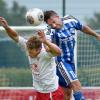 In dieser Szene Kann der Illertisser Tobias Heikenwälder (rechts) vor einem Würzburger Angreifer per Kopf klären. Doch die Gastgeber mussten sich den Kickers aus Franken am Ende klar und verdient mit 0:3 geschlagen geben. 
