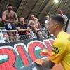 FCA-Keeper Rafal Giekiewicz versucht die aufgebrachten Fans nach der 0:2-Niederlage gegen Hertha BSC Berlin zu beruhigen. 
