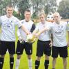 Ein Quartett für die Bezirksoberliga: Trainer Herbert Wiest (links) und Co-Trainer Gerhard Holzmann (rechts) präsentieren die Neuzugänge des TSV Dinkelscherben (von links) Martin Wenni, Michael Wenni, Dominik Schubert und Florian Wiest. 