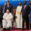 Papst Franziskus wird vom südsudanesischen Präsidenten Salva Kiir (3.v.r) auf dem Flughafen von Juba empfangen.