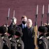 Bundeskanzler Olaf Scholz besucht das Grabmal des unbekannten Soldaten in Moskau.