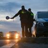 Beamte der Bundespolizei stoppen am frühen Morgen an einer Grenze einen Pkw bei der Einreise.