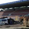 Mitarbeiter des Kampfmittelräumdienstes warten am Donnerstag in München im Grünwalder Stadion an einer Grube auf ihren Einsatz. 