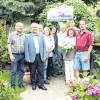 Im Garten der Rüggenmanns in Kissendorf trafen sich (von links) Hans Joas, Landrat Hubert Hafner, Josef Stocker, Vertreter des Ortsverbandes des Obst- und Gartenbau Kissendorf, Sebastian Rupprecht und die Familie Rüggenmann. 