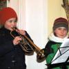 Theresa Heubucher und Pia Marx spielten beim Fenster der Familie Geiger-Marx auf.  	