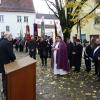 Ehrenspalier zum Volkstrauertag in Rain: links Bürgermeister Karl Rehm, daneben seine Stellvertreter Daniel König und Claudia Marb sowie Stadtpfarrer Jörg Biercher.