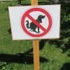 Die Gemeinde Horgau hat auf öffentlichen Flächen, wie hier am Auerbacher Dorfplatz, Hinweisschilder gegen Hundekot aufgestellt.