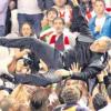 Im Luftkampf: Real-Trainer José Mourinho wird von seinen Spielern nach dem Titelgewinn zum Wurfobjekt. 
