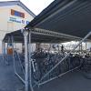 Die Abstellanlage am Bahnhof Diedorf ist nicht mehr zeitgemäß, Fahrräder können kaum sicher angeschlossen werden. Die Bahn hat der Marktgemeinde jetzt ein Angebot zur Erneuerung gemacht. Noch ist aber offen, ob das angenommen wird.