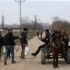 Migranten werden in der Nähe der türkisch-griechischen Grenze auf einem Karren von einem Pferd gezogen. 