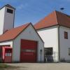 In dem Anbau hinter dem Feuerwehrhaus steht der Mannschaftswagen der Inchenhofener Feuerwehr. Wo das neue Feuerwehrhaus in Inchenhofen gebaut werden soll, entwickelt sich allmählich zum Politikum.
