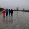 Glatt, aber noch nicht optimal ist diese Eisfläche in Höchstädt. Auf dem Foto sind  Johann Kaltenegger vom Stadtbauhof, Stadtbaumeister Thomas Wanner, Mitarbeiterin Manuela Lutmayr und Bürgermeister Gerrit Maneth.