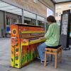 Robin Eriggle spielt das Klavier auf dem Stadtmarkt. Er sammelt damit auch Geld für seine Japanreise.