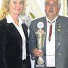 Bürgermeisterin Gabriele Janowsky überreichte den Gemeindepokal dem Vorsitzenden des Schützenvereins „Tell“ Kettershausen-Bebenhausen. 