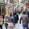 Menschen gehen durch die Getreidegasse in Wien. Seit Samstag dürfen in Österreich alle Geschäfte sowie viele Dienstleistungsbetriebe wie Friseure wieder öffnen.