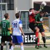 Zugepackt: Eittings Keeper Markus Friedrich hatte alles im Griff. Nur selten kamen die Karlshulder, wie hier Spielertrainer Thomas Wachs (rechts), zu torgefährlichen Aktionen.  
