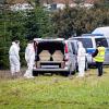 Mitarbeiter der Spurensuche stehen in Wunstorf vor einem Leichenwagen. In dem Ort hat kam ein 14-Jähriger auf dramatische Weise ums Leben.