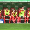 Beim Test gegen den 1. FC Heidenheim werden Sarenren Bazee, Alfred Finnbogason, Raphael Framberger und Tim Civeja (von links) wohl spielen. Michael Gregoritsch (ganz links), Fredrik Jensen (Mitte) und Frederik Winther (ganz rechts) sind für Länderspiele abgestellt.