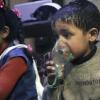 Dieses vom Syrischen Zivilschutz zur Verfügung gestellte Bild zeigt einen Jungen in Duma, der durch ein Beatmungsgerät Luft holt.