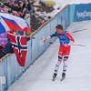 Norwegens Schlussläufer Johannes Kläbo feiert Gold in der Staffel.