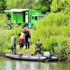 Die Suche am Spitzer Weiher bei Geltendorf geht weiter: Auch gestern waren wieder Taucher der Bereitschaftspolizei München dort im Einsatz. Wegen des dichten Bewuchses müssen sich die Männer unter Wasser vorwärtstasten. Foto: Thorsten Jordan