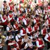Die Musiker der Kapellen aus Echlishausen-Bühl, Aletshausen, Billenhausen, Wattenweiler und Haldenwang-Hafenhofen marschierten beim Sternmarsch aus vier Himmelsrichtungen zum Ellzeer Dorfplatz. Dort spielten sie gemeinsam den Laridah-Marsch.	