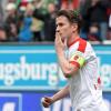 Paukenschlag beim FC Augsburg: Kapitän Paul Verhaegh steht nach sieben Jahren vor dem Abschied. 