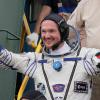 Der deutsche Astronaut Alexander Gerst winkt vor dem Abflug zur Raumstation ISS (2018).