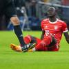 Sadio Mane von München sitzt auf dem Rasen.