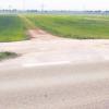 An dieser Stelle der Staatsstraße zwischen Nördlingen und Reimlingen könnte die Verbindungsstraße zur Ostumgehung (Bild unten im Hintergrund) abzweigen. Dreht man sich um, sieht man, dass an gleicher Stelle nahtlos eine Südumgehung kommen könnte, die einen massiven Einschnitt in die Senke zwischen Adlersberg (links im Bild oben) und Stoffelsberg bedeutete.  