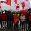 Einige Demonstranten hatten sich am Mittwoch trotz des kalten und regnerischen Wetters gegenüber der Molkerei Gropper zusammengefunden, um den Fordrungen der Gewerkschaft NGG Nachdruck zu verleihen. 