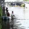 Alle Augen sind auf die Wasserpegel des Flusses Chao Phraya und den Kanälen gerichtet. Beide Wasserläufe sind zum Bersten voll. Foto: Narong Sangnak dpa