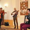Wahre musikalische Teufelskerle sind die Mitglieder des Tzigan-Gypsy-Tango-Trios, das in der Alten Synagoge viel Begeisterung auslöste. 