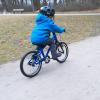Wenn ein Kind zum ersten Mal alleine Fahrrad fährt, ist das ein großer Moment - auch für den Papa. 