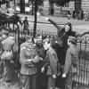 Sophie Scholl (am Zaun) verabschiedet ihren Bruder (Zweiter von links). Der Zaun am Münchner Orleansplatz soll abgerissen werden. 	