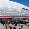 Der FC Bayern München hat einen Fan mit einem Hausverbot für alle Trainings- und Spielstätten belegt.