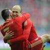 Die Münchner Franck Ribery (l) und Arjen Robben freuen sich über das 7:0 durch Ribery