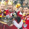 Handball-Könige: Pascal Hens (Bildmitte) bejubelt mit Johannes Bitter und Fritz Henning Fritz den WM-Pokal.  