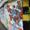 Teile der Wertinger Stadtmauer sind bereits bunt mit Graffiti besprüht. Dieses Jahr soll nun unter professioneller Anleitung die Außenfassade der Wertinger Kreisfahrbücherei gestaltet werden. Jugendliche können sich dafür anmelden.