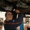 In Filmen werden Automechanikerinnen oft sexualisiert dargestellt. Die Realität sieht anders aus, zeigt Tanja Kennerknecht, die im Autohaus Fersch eine Ausbildung macht.