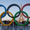 Die Olympischen Ringe vor dem Eiffelturm in Paris.