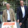 Die Regionalmarketing Günzburg hat zum 20-jährigen Bestehen eine symbolische Geburtstagstorte erhalten (von links): Gerhard Jauernig, Hubert Hafner, Axel Egermann und Hans Reichhart. 	