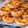 Snacks wie «Pastel de Nata» werden auch gerne an Street-Food-Ständen verkauft.