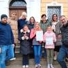 Max Herzog (Sponsor), Stephanie Belz, Janin Goßner (Grundschule), Brigitte Gonnermann, Anja Theimer (Kitas), Sandra Anders-Hochenbleicher (Quartiersmanagerin) und Bürgermeister Mathias Stölzle (von links) sowie die Grundschülerinnen Maya, Marlen und Sophie freuen sich über die Aktion "Weihnachtspost für Roggenburger Senioren".