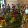 Eine unglaubliche Menge an Kräutern und Blumen verarbeiteten die Mitglieder des Frauenbunds Stotzard (Aindling) vor Mariä Himmelfahrt. 	
