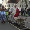 Eine riesengroße Gaudi war das Schubkarrenrennen in Thierhaupten auch heuer wieder. Dabei mussten die Narren und Närrinnen am  Samstag Geschicklichkeit beweisen.