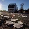 Von Lkw-Dächern und -Aufbauten fliegende Eisbrocken führen oft zu erheblichen Schäden bei entgegenkommenden oder nachfolgenden Fahrzeugen. 	